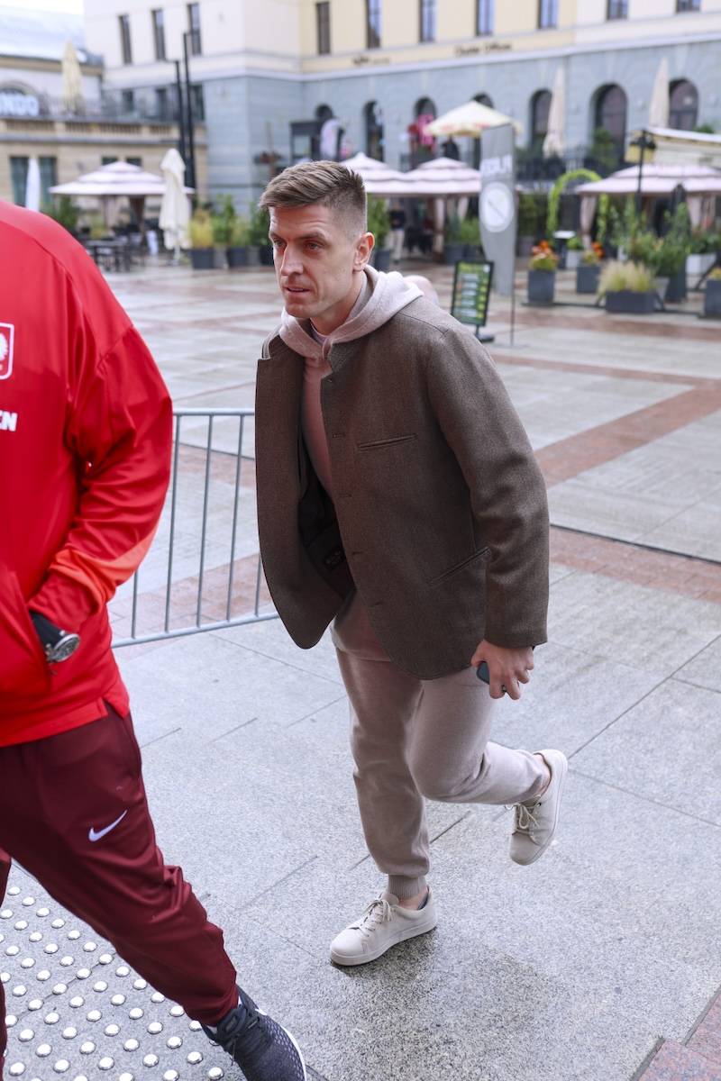 Piłkarze zjechali się na zgrupowanie reprezentacji Polski. Lewy od razu wyszedł do kibiców