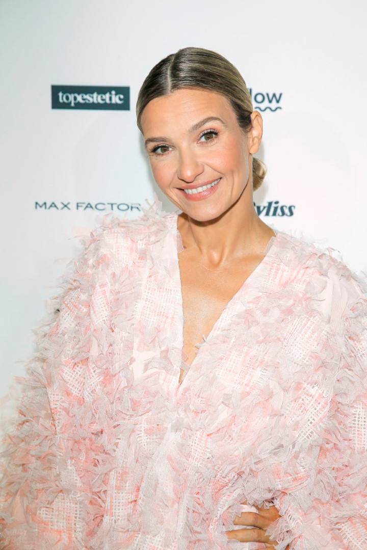 Joanna Koroniewska obrośnięta w PIÓRKA odbiera nagrodę podczas 22. urodzin Wizaż.pl