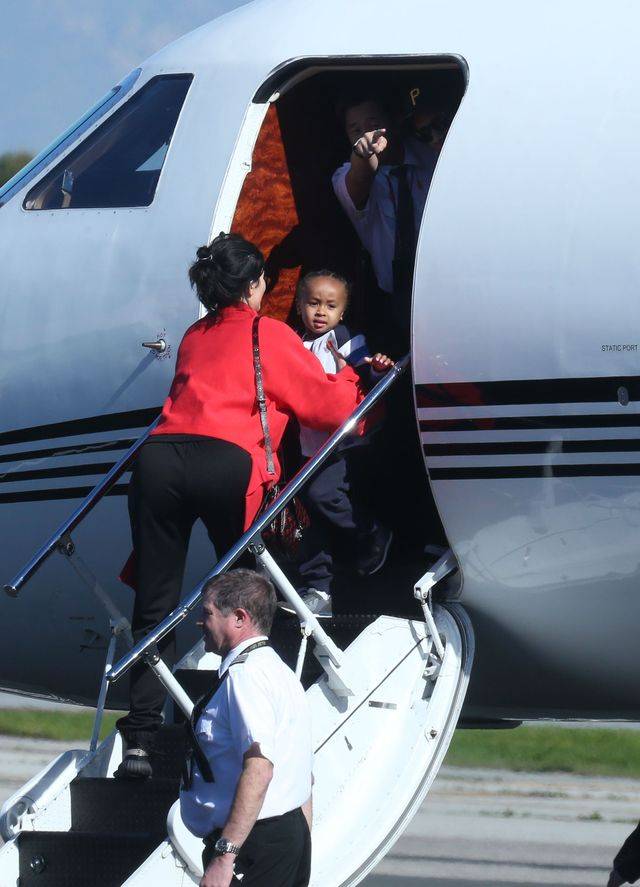 Ale JAK TO?! Kylie Jenner ROZCZOCHRANA? Szykuje się do roli mamy?