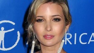 Cała na szaro i tylko pantofelki czerwone (FOTO)