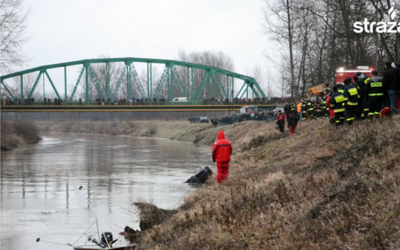 Ludzie z Tryńczy plotkują o samochodzie, w którym utonęły nastolatki