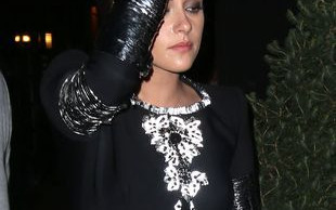 Uwierzcie! Do brudnych butów dobrała seksowną sukienkę!