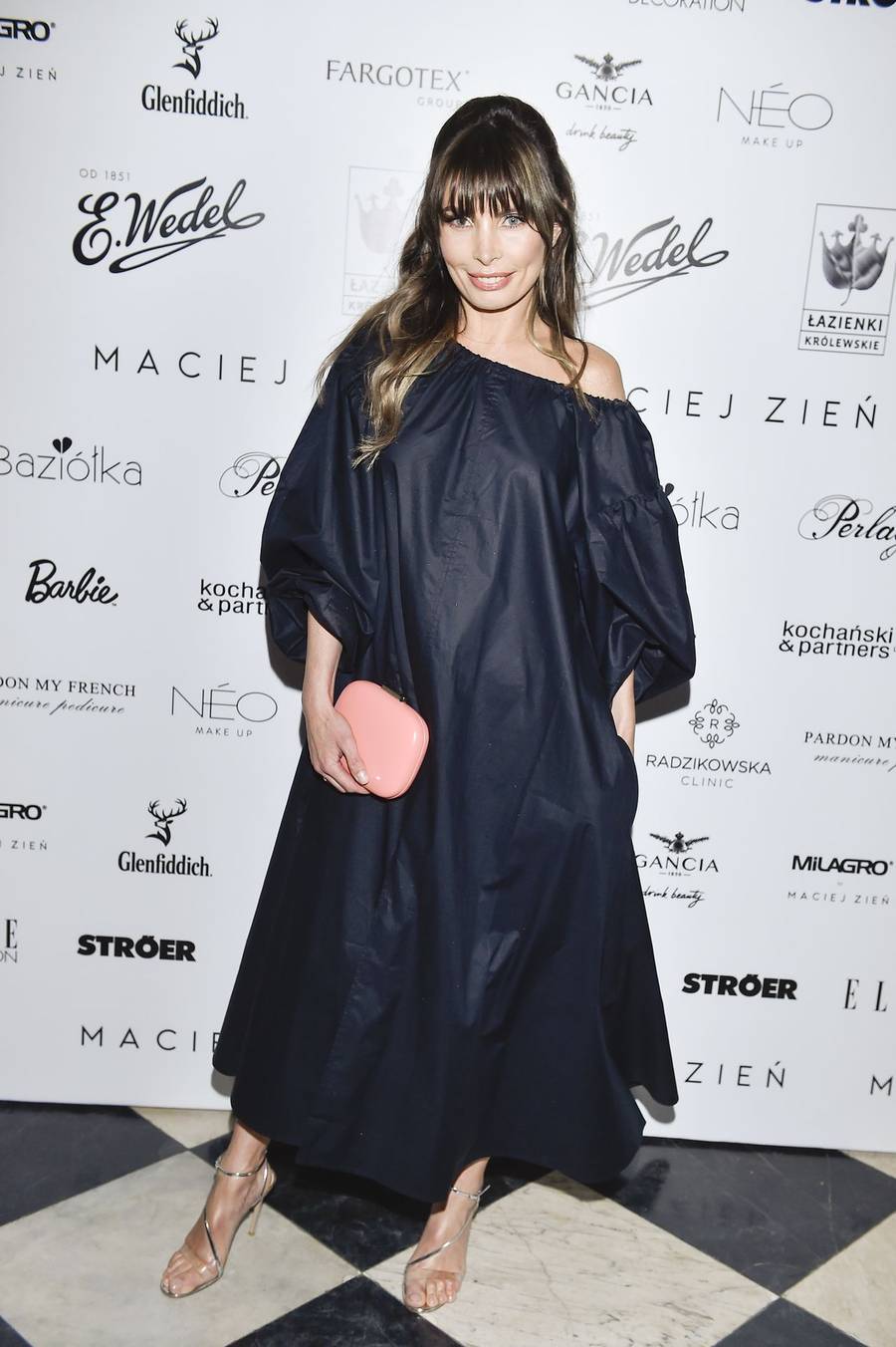 Agnieszka Dygant w luźnej czarnej kreacji