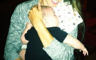 Syn Jaspera ze Zmierzchu pozuje z ciocią (FOTO)