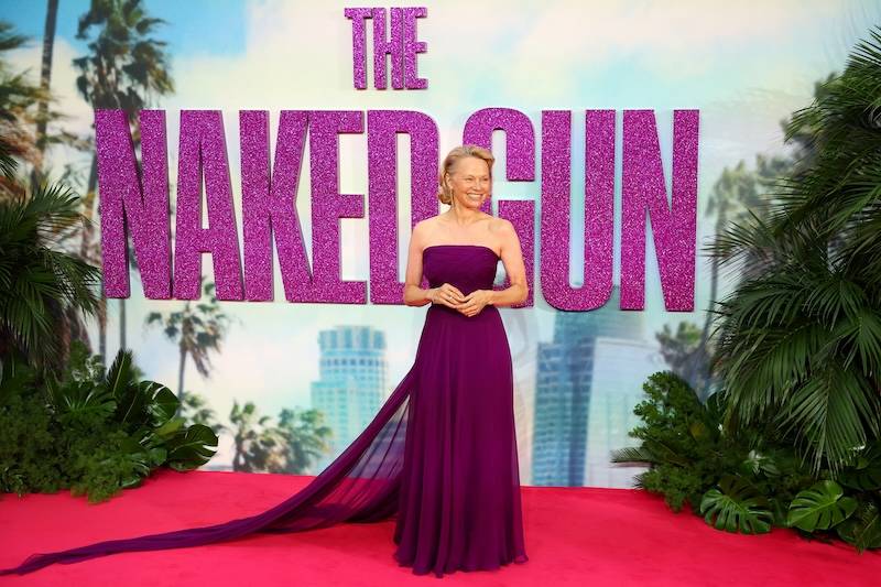 Pamela Anderson przymila się do Liama Neesona na premierze „Nagiej broni”. POCAŁOWAŁA GO!