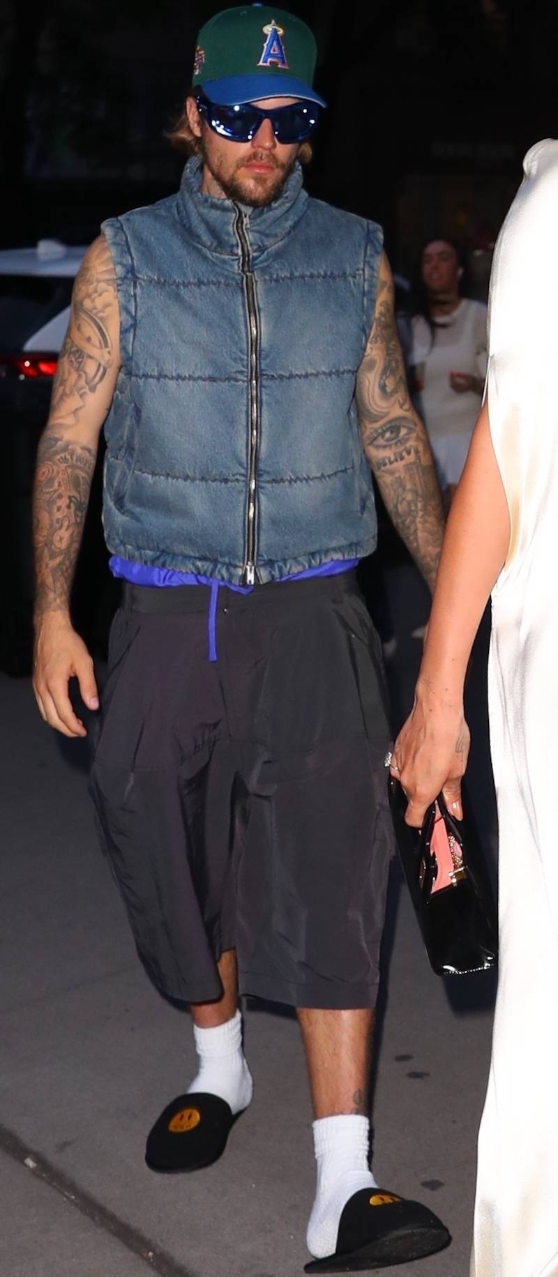 Dwie ciążowe stylizacje Hailey Bieber w jednym dniu! Modelka trzymała się za duży już brzuszek