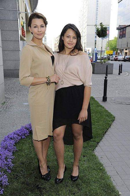 Anna Popek z córkami na otwarciu salonu urody