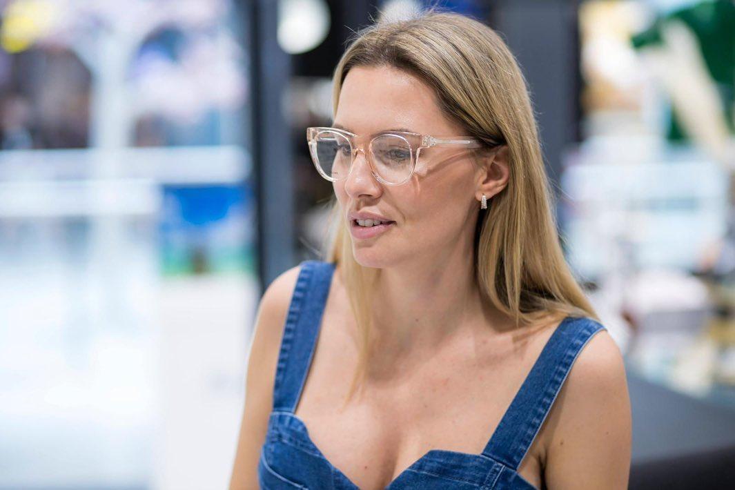 Agnieszka Hyży przyznaje się do wady wzroku. Pokazała się w okularach