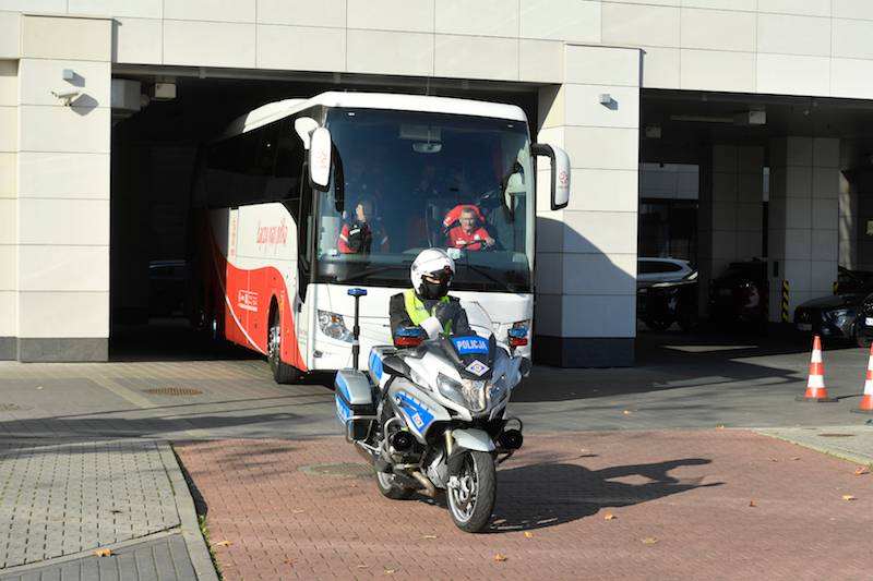 Piłkarze w drodze na mecz Polska – Albania – w niezbyt dobrych humorach  (ZDJĘCIA)