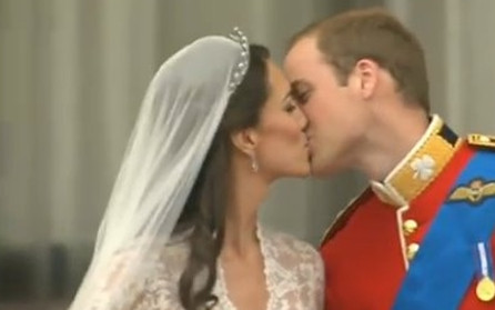 Pierwszy pocałunek książęcej pary [VIDEO]