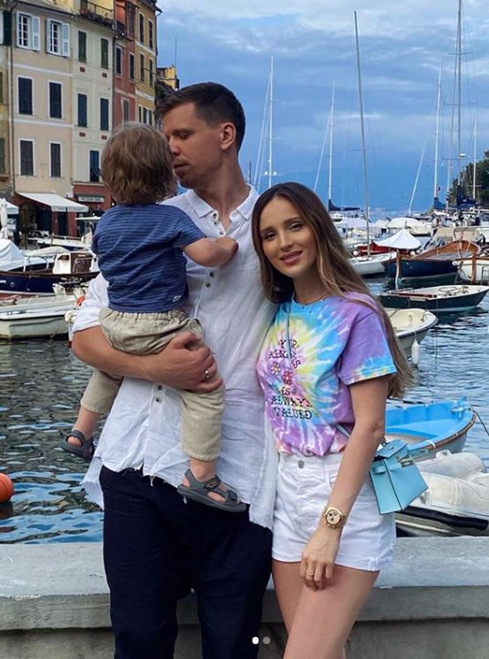 Marina Łuczenko-Szczęsna z mężem i synkiem na wakacjach.