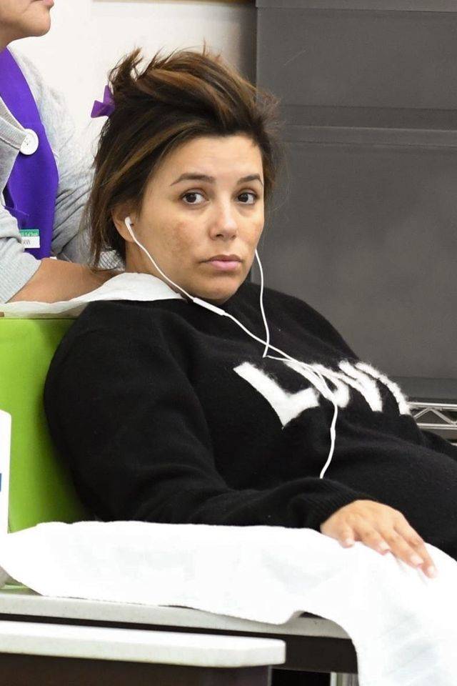 Eva Longoria zmęczona, z plamami na twarzy