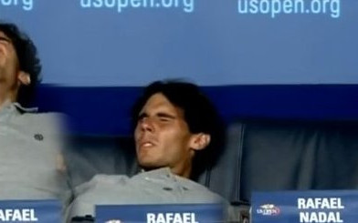 Rafael Nadal pod stołem na konferencji prasowej [VIDEO]