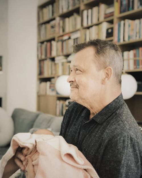 Jan Frycz z wnuczką Heleną, fot. Instagram