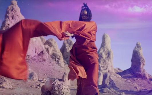 Szok i niedowierzanie. Rihanna wygląda jak nie Rihanna i brzmi jak Sia