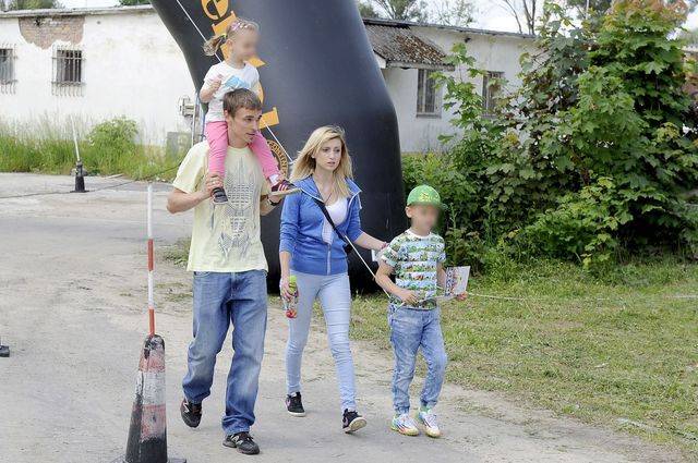 Piotr Żyła z żoną Justyna i dziećmi na archiwalnych zdjęciach