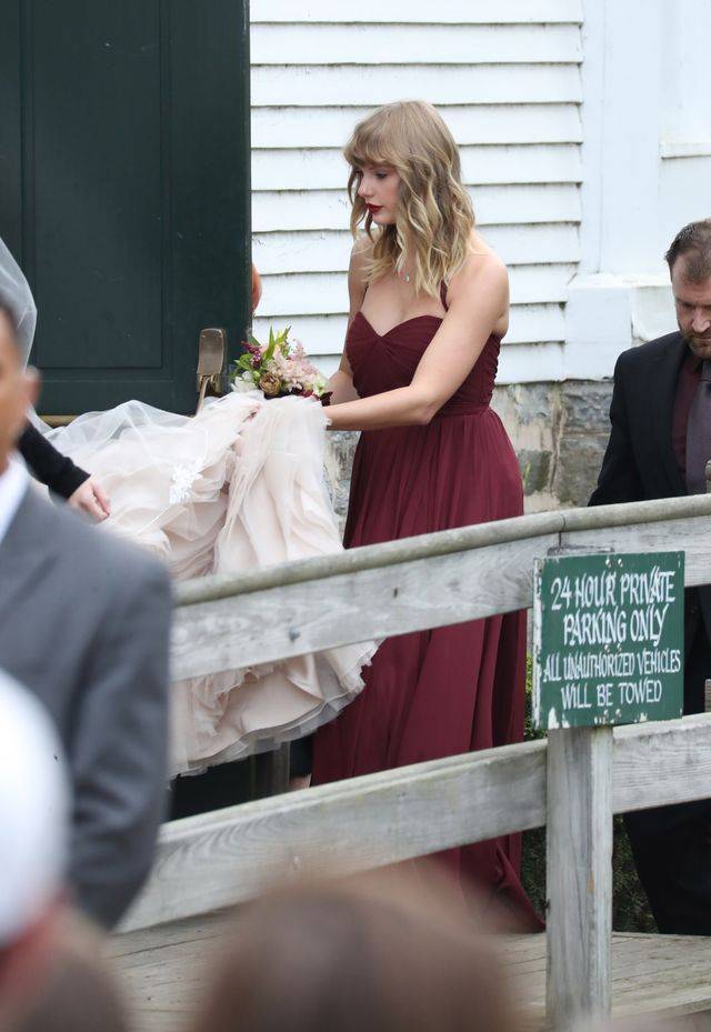 Wystarczyły teledysk i jedno wyjście. Widzicie, jakie operacje przeszła Taylor?