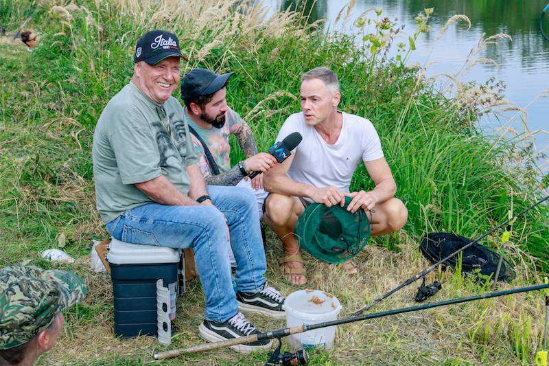 Festiwal wędkarski gwiazd. Jacek Rozenek z ukochaną, dawno niewidziany ksiądz z Plebanii