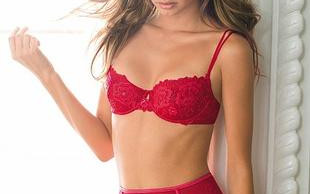 Miranda Kerr w czerwonych majtkach