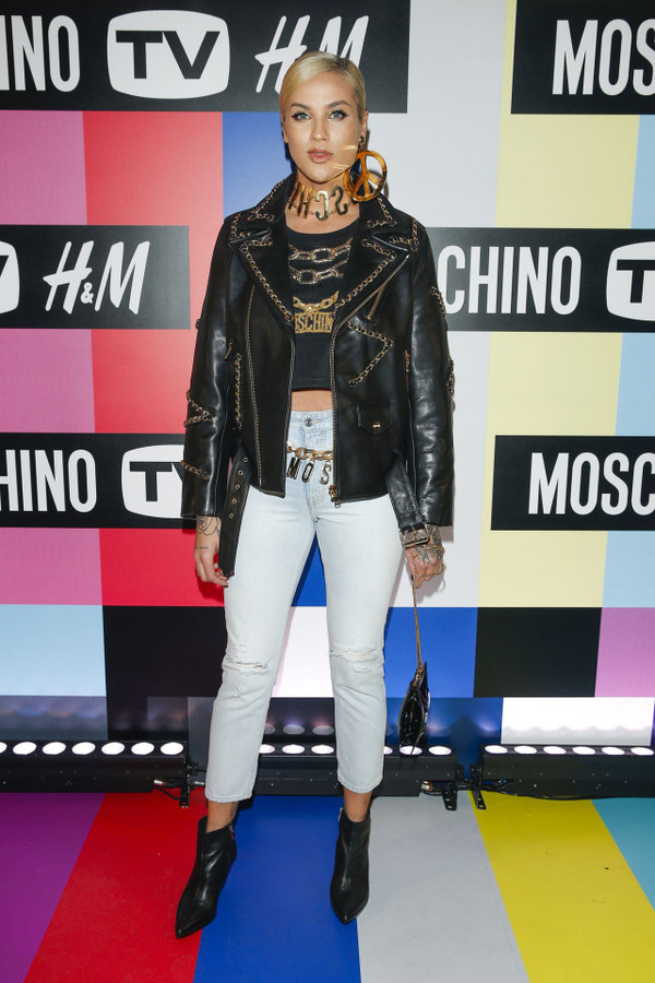 W ramonesce i białych dżinsach