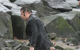 Zimna kąpiel Colina Farrella (FOTO)