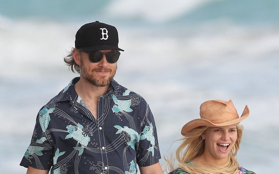 Jessica Simpson na plaży z narzeczonym