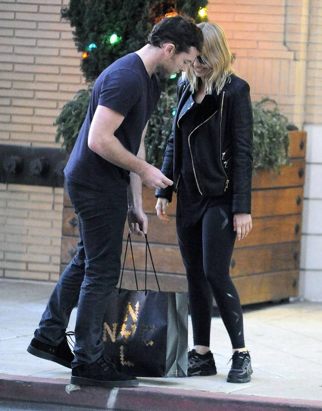 Sam Worthington na zakupach z dziewczyną, Larą Bingle