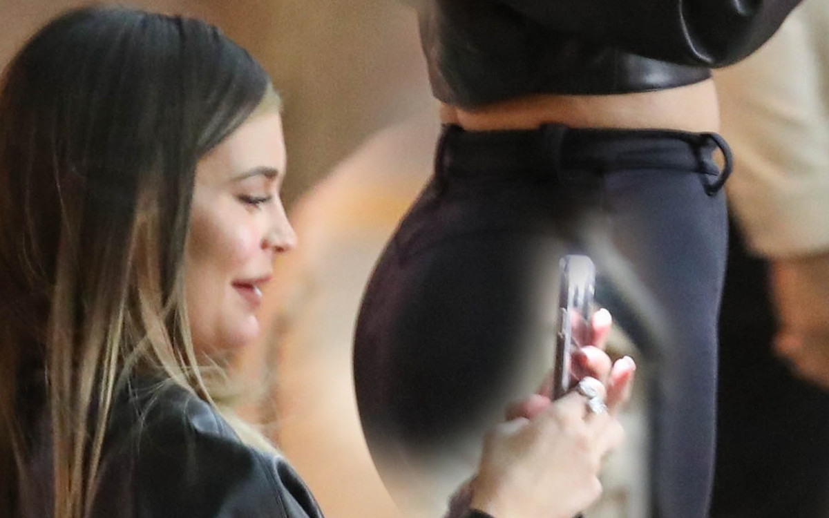 Kylie Jenner z tłustymi włosami i w czarnych rajtkach – tak wygląda jej pupa bez photoshopa (ZDJĘCIA)