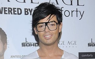 Sławek Oborski powiększa sobie usta