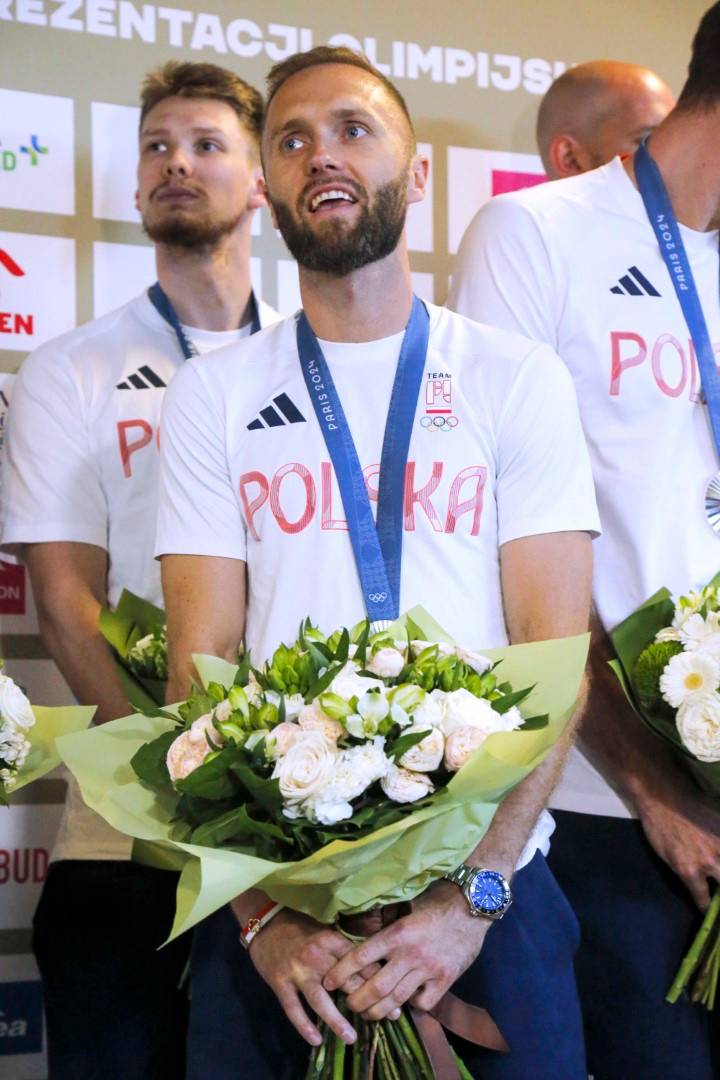 Olimpijczycy wrócili z Paryża. Tłumy kibiców witają ich na lotnisku w Warszawie! (ZDJĘCIA)