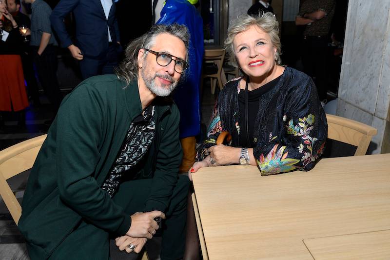 Premiera spektaklu “Władca much”. Jan Englert i Janusz Chabior ze swoimi pięknymi żonami