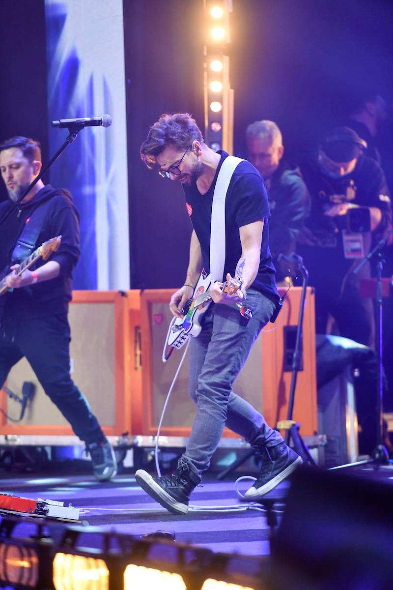 Gwiazdy osobiście wspierają WOŚP. Maria Sadowska w czułych objęciach z mężem