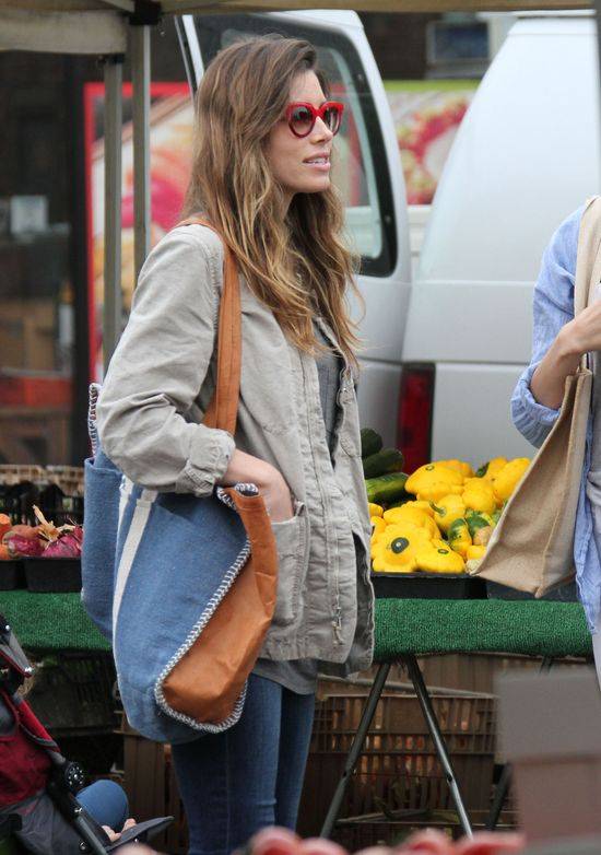 Jessica Biel robi zakupy na targu