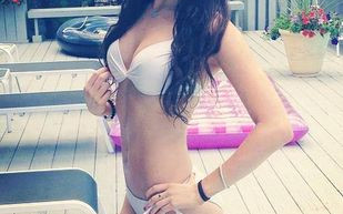 Nie tylko pupę ma fajną, brzuch też wygląda nieźle (FOTO)