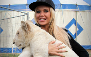 Doda wjedzie na arenę cyrkową na słonicy (FOTO)