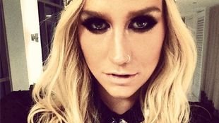 Kto zdecydował się na taki tatuaż na stopie? (FOTO)