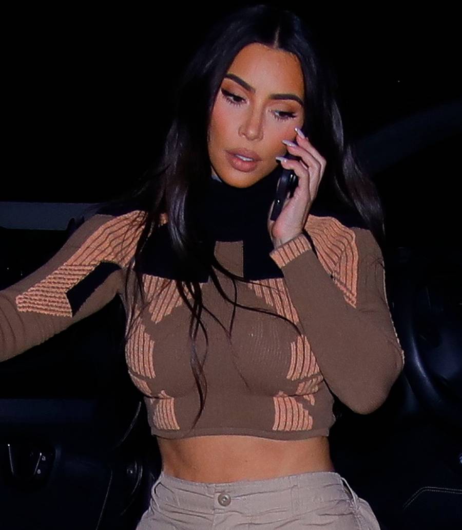 Kim Kardashian załatwia sprawy biznesowe. Spodnie jeszcze bardziej powiększyły jej POŚLADKI (ZDJĘCIA)
