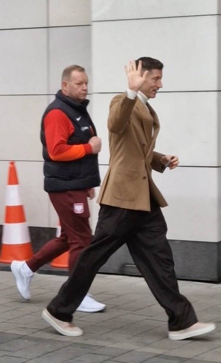 Aż trudno uwierzyć, co Lewandowski zrobił na lotnisku! Tego się nikt nie spodziewał