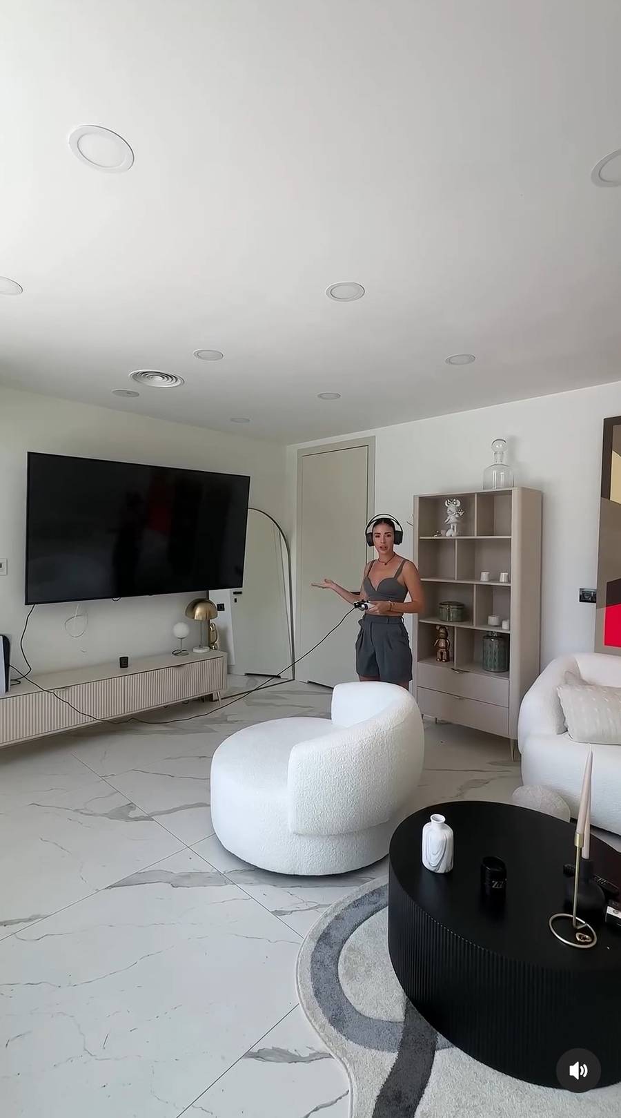 Halejcio oprowadza po CAŁYM domu za 9 mln: “Tu siusiu, tu basen, tu sauna, tu warzywka, tu Lambo” (ZDJĘCIA)