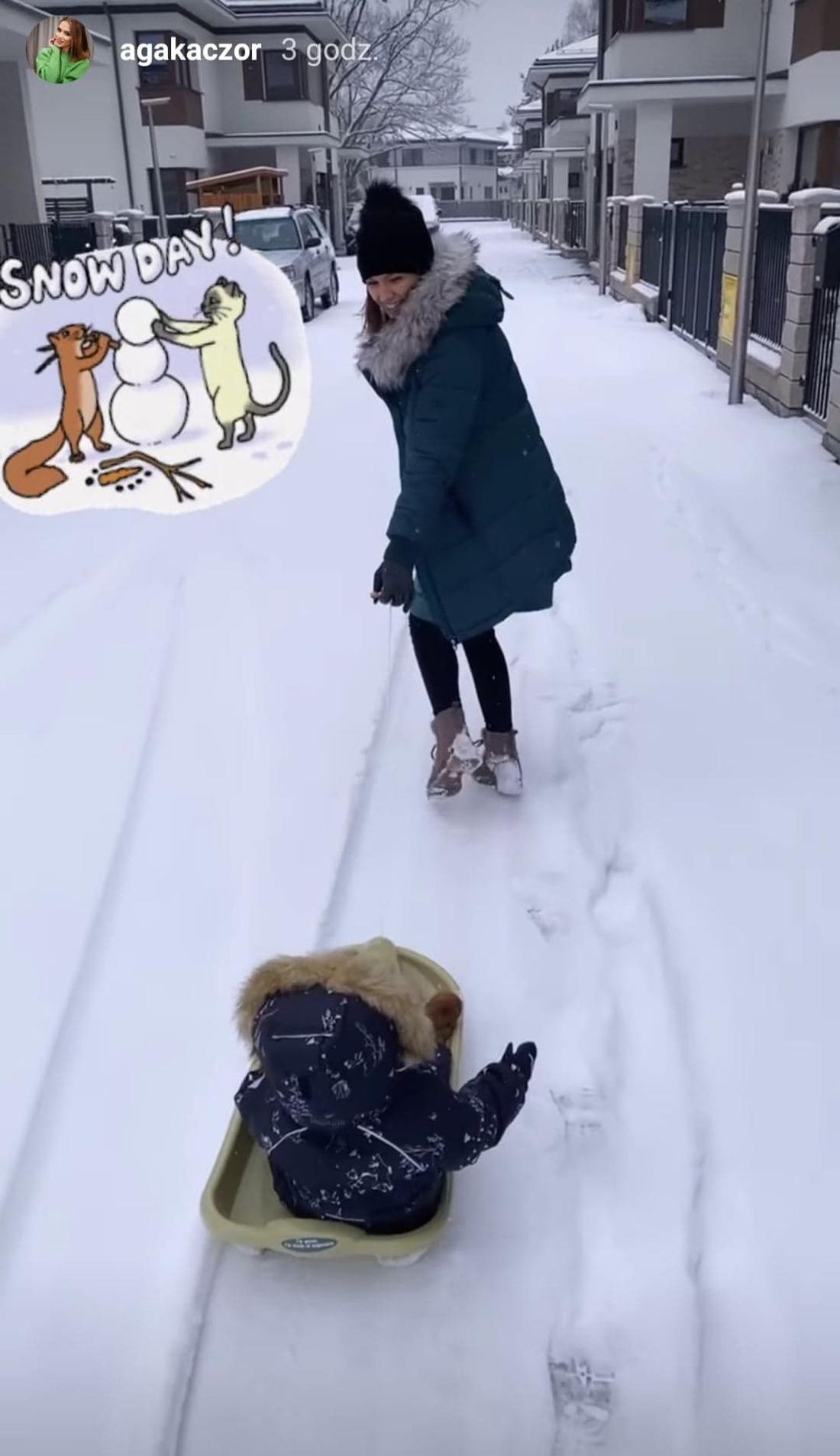 Agnieszka Kaczorowska z córką na sankach