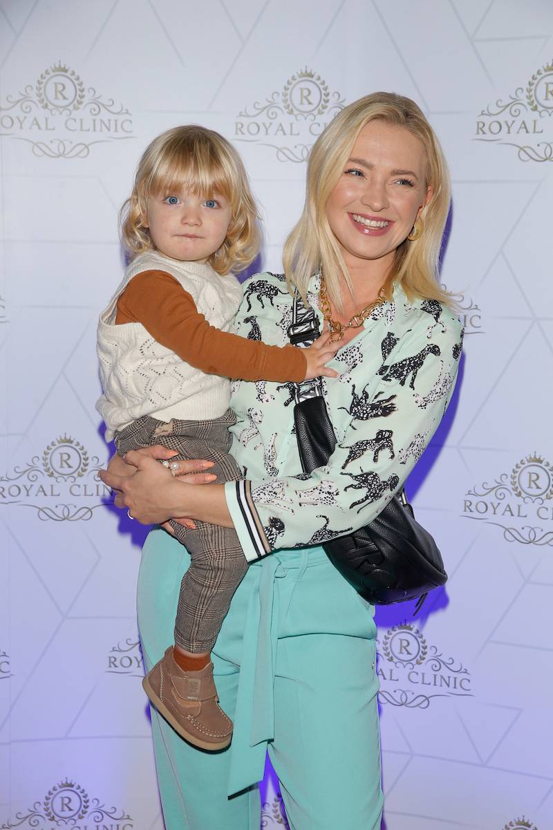 Gwiazdy zachęcają do badania się! Lenka Klimentowa pokazuje ciążowe krągłości, Barbara Kurdej-Szatan z synem na ściance