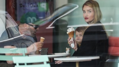 Rosie Huntington-Whiteley ze starszym o 20 lat narzeczonym i ich SŁODKIM synkiem poszli na lody