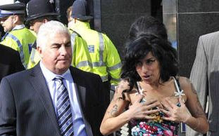 Amy Winehouse powiększyła biust? (FOTO)