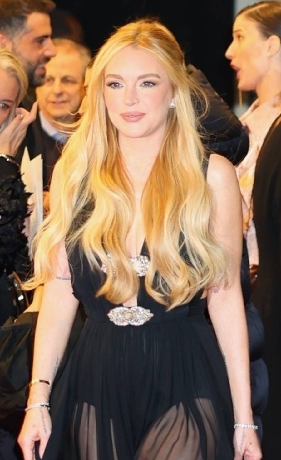 Lindsay Lohan z NOWĄ twarzą zmierza na premierę filmu w prześwitującej kreacji (FOTO)