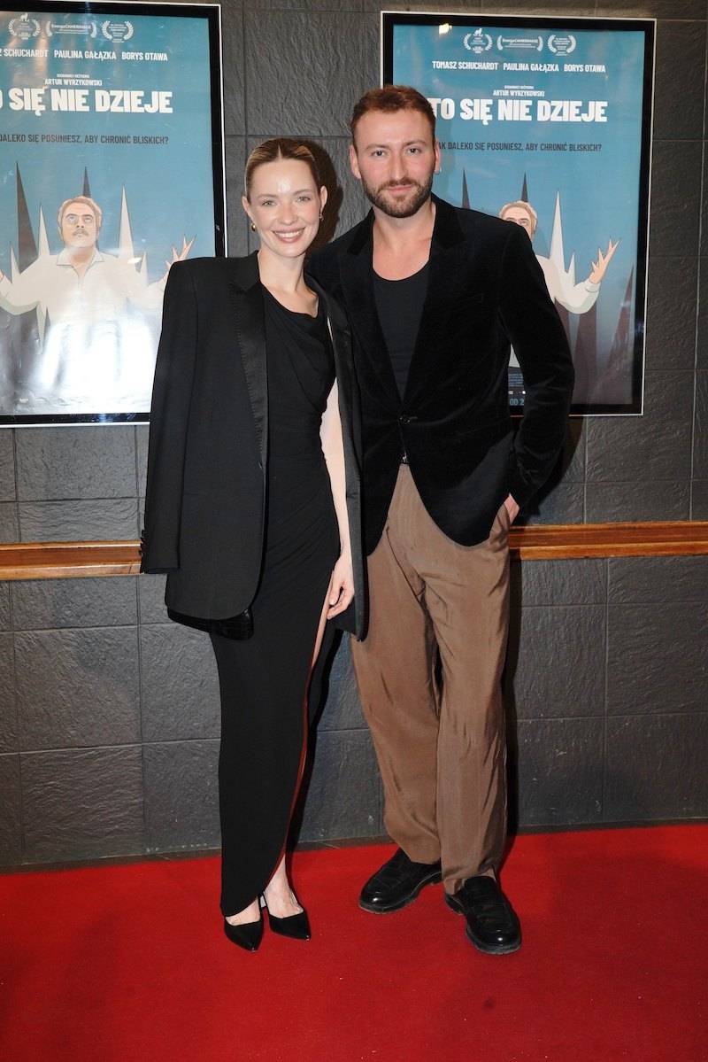 Obłędnie wystylizowana Paulina Gałązka zadała szyku w czarnej sukni. Spójrzcie tylko na ten dół!