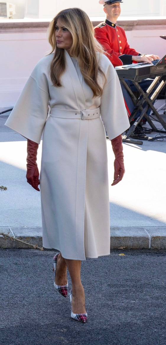 Melania Trump odbiera choinki do Białego Domu. Jej stylizacja to cudo! Tak się kreuje trendy