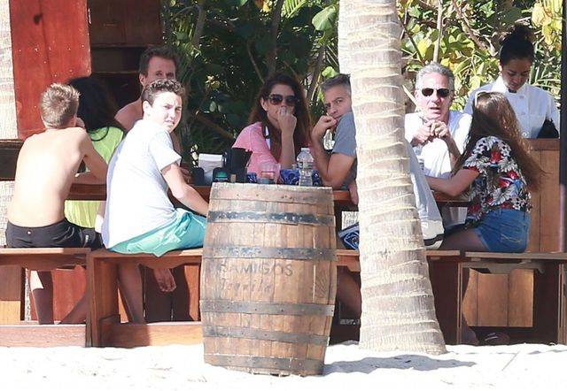 Amal i George Clooney z rodzinką Cindy Crawford na urlopie