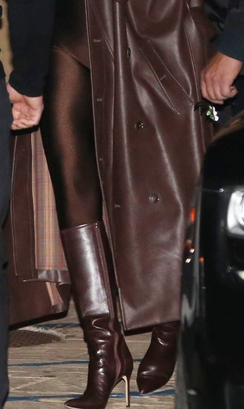 Świąteczna kolacja Kardashianów. Kim w MINIÓWCE, która ledwo przysłania…