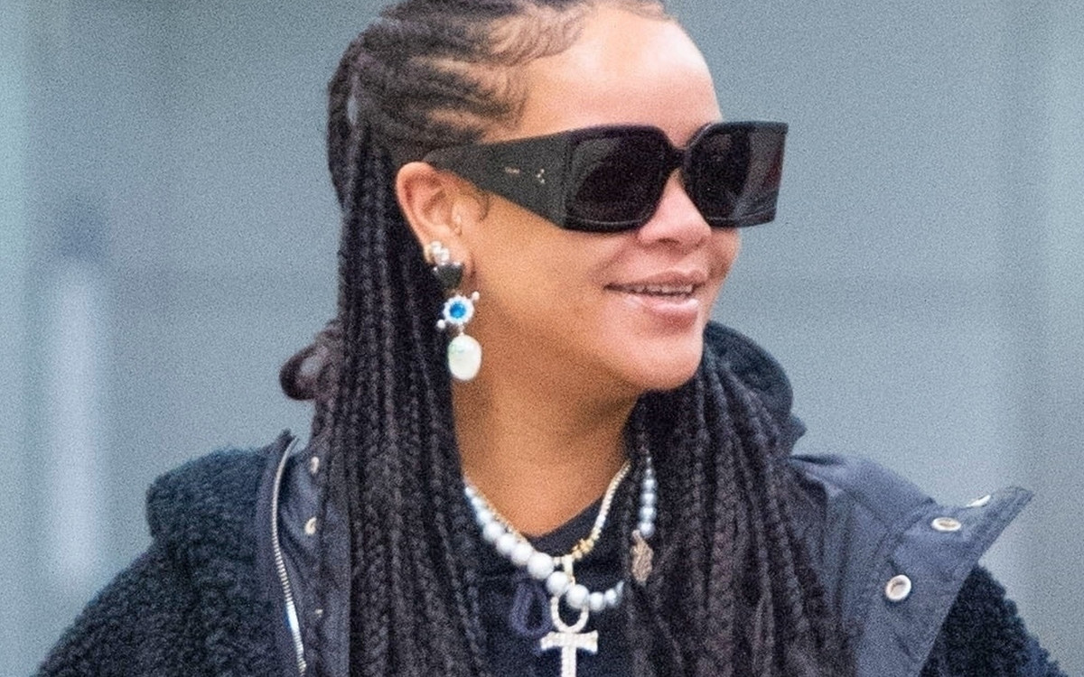 Rihanna w WIELKIM futrze i brokatowych butach – w roli głównej DRESY (ZDJĘCIA)