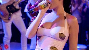 Ponętny dekolt i koturny od Chanel (FOTO)